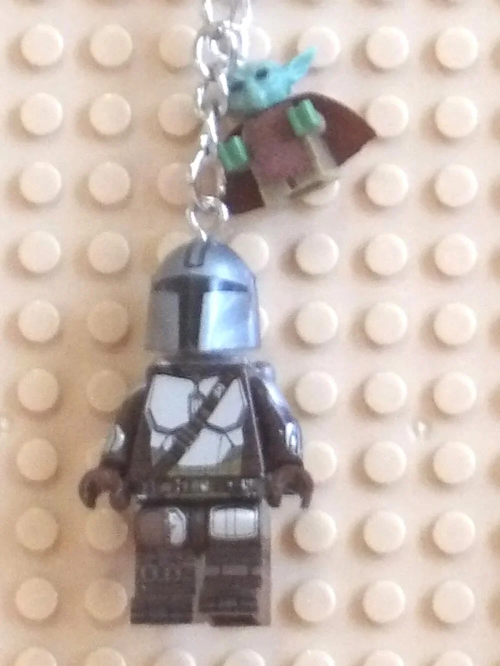 Minifigure Keychain- Star Wars The MANDALORIAN Mando CHILD Grogu Charm Stand New